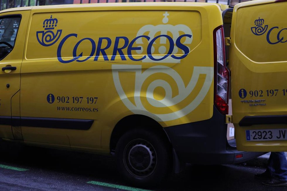 Archivo - Furgoneta de Correos al inicio del segundo mes del estado de alarma y después de que la empresa haya anunciado la ampliación del horario de 61 de sus oficinas en todo el país y reanudado el reparto de notificaciones por las tardes, en Madrid (