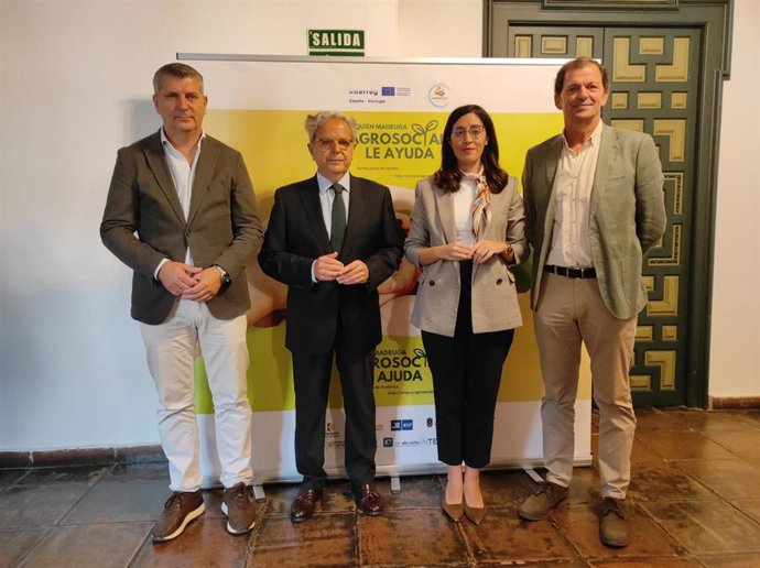 El presidente de la Diputación, Salvador Fuentes (segundo por la izda.), junto al delegado de Agricultura de la Junta, Francisco Acosta (izda.), y la delegada de Fondos Europeos en la Diputación, Ana Rosa Ruz, antes de la inauguración del encuentro.