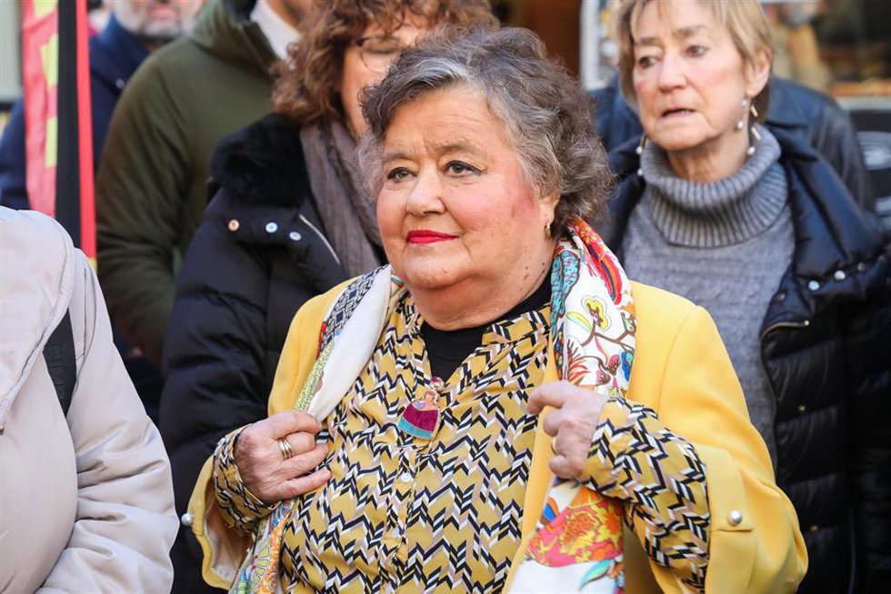 Archivo - La abogada y política, Cristina Almeida, durante la ofrenda floral por el 47 aniversario de los asesinatos de los Abogados de Atocha, en el monumento El Abrazo en la plaza de Antón Martín, a 24 de enero de 2024, en Madrid (España).