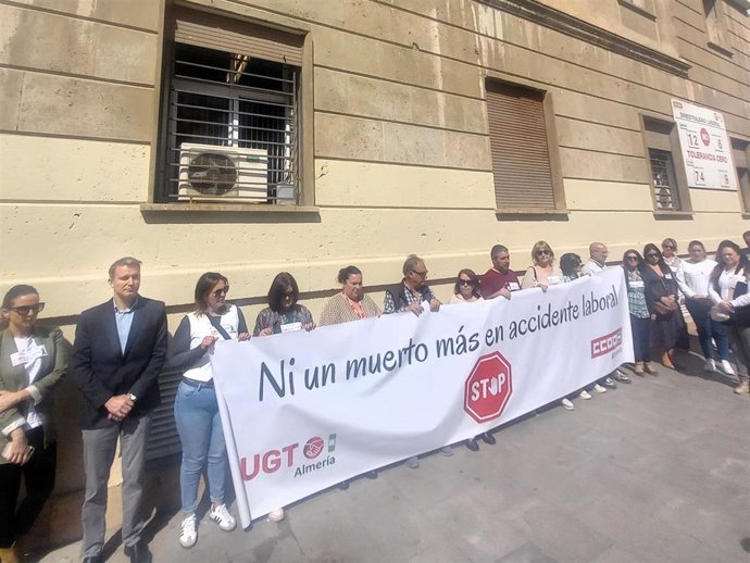 Archivo - Imagen de archivo de una concentración por la siniestralidad laboral en Almería.