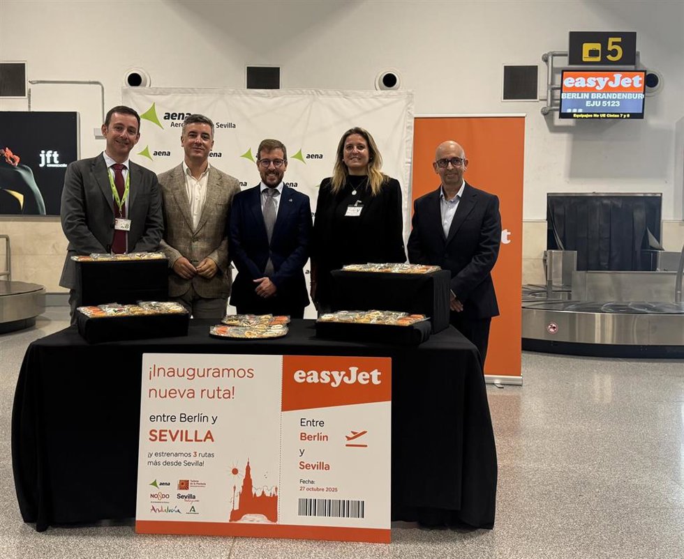 El subdelegado del Gobierno, en el centro, junto a la delegada municipal de Turismo, Angie Moreno, el director del aeropuerto, Sergio Millanes -primero por la izquierda- y responsables de la aerolínea.