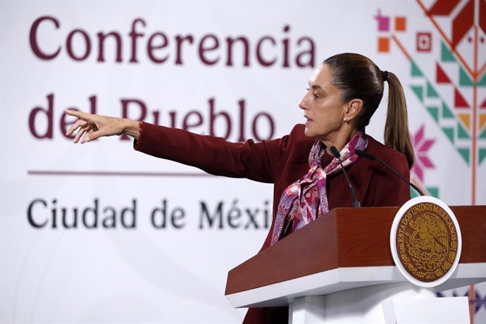 16 de outubro de 2025, México, Cidade do México: A presidente do México, Claudia Sheinbaum Pardo, fala sobre a assistência à população afetada pelas enchentes nos estados mexicanos durante uma coletiva de imprensa no Palácio Nacional. Foto: Luis Barron/ey