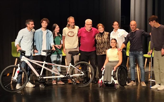 El actor y cómico Leo Harlem apadrinó la presentación del documental 'El último vuelo del tándem', en el que la bicicleta se emplea como vehículo de inclusión.