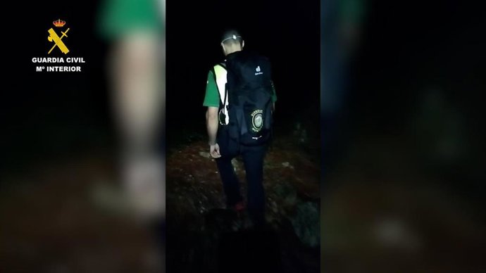 Un agente del Grupo de Rescate e Intervención de Montaña de la Guardia Civil, con base en Ubrique, durante el rescate de un senderista en la sierra de Grazalema.