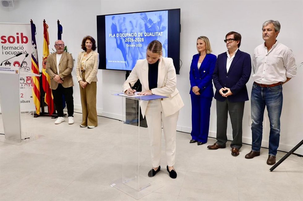 La presidenta del Govern, Marga Prohens, firma el Plan de Empleo de Calidad 2026-2028.