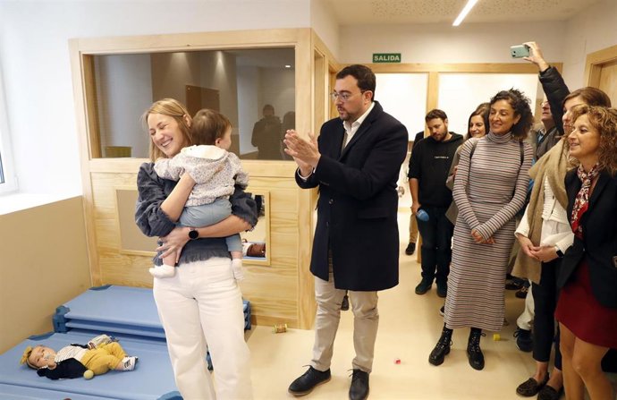 Adrián Barbón, en el centro