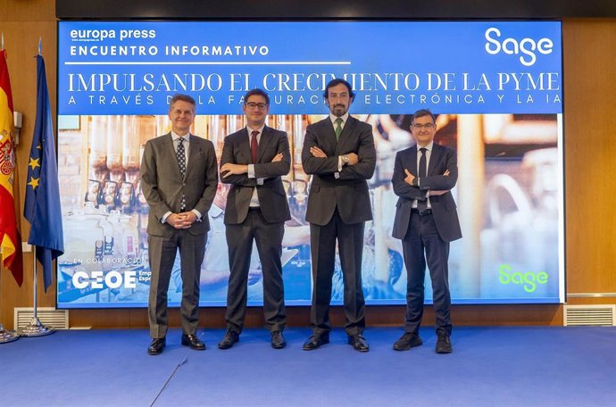 El director de Digitalización de la CEOE, César Maurín, el Director General de Política Económica del Ministerio de Economía, Javier Muñoz Moldes, el presidente de AMETIC, Francisco Hortigüela Martos y el director general de Sage Iberia, José Luis Martín.
