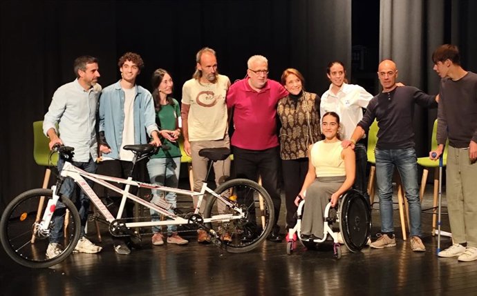 El actor y cómico Leo Harlem apadrinó la presentación del documental 'El último vuelo del tándem', en el que la bicicleta se emplea como vehículo de inclusión.