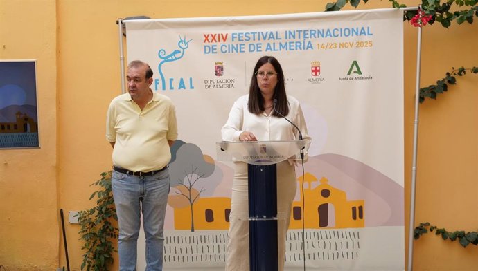 El director de Fical, Enrique Iznaola, y la diputada provincial de Cultura, Cine e Identidad Almeriense, Almudena Morales.