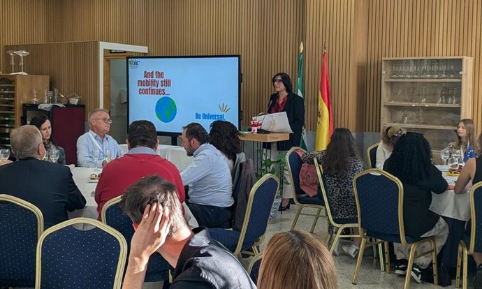 La delegada territorial de Desarrollo Educativo y Formación Profesional de la Junta en Granada, María José Martín, interviene en el centro de FP Hurtado de Mendoza