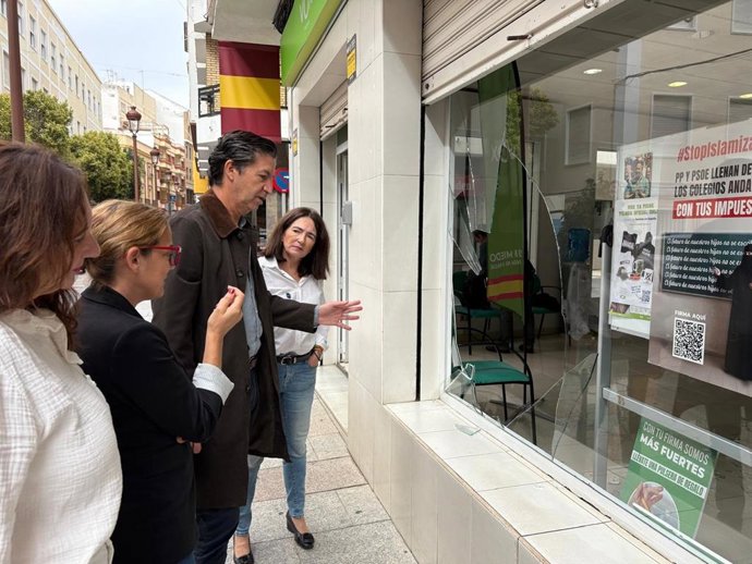 Miembros de Vox Huelva en la sede, con el crista roto.