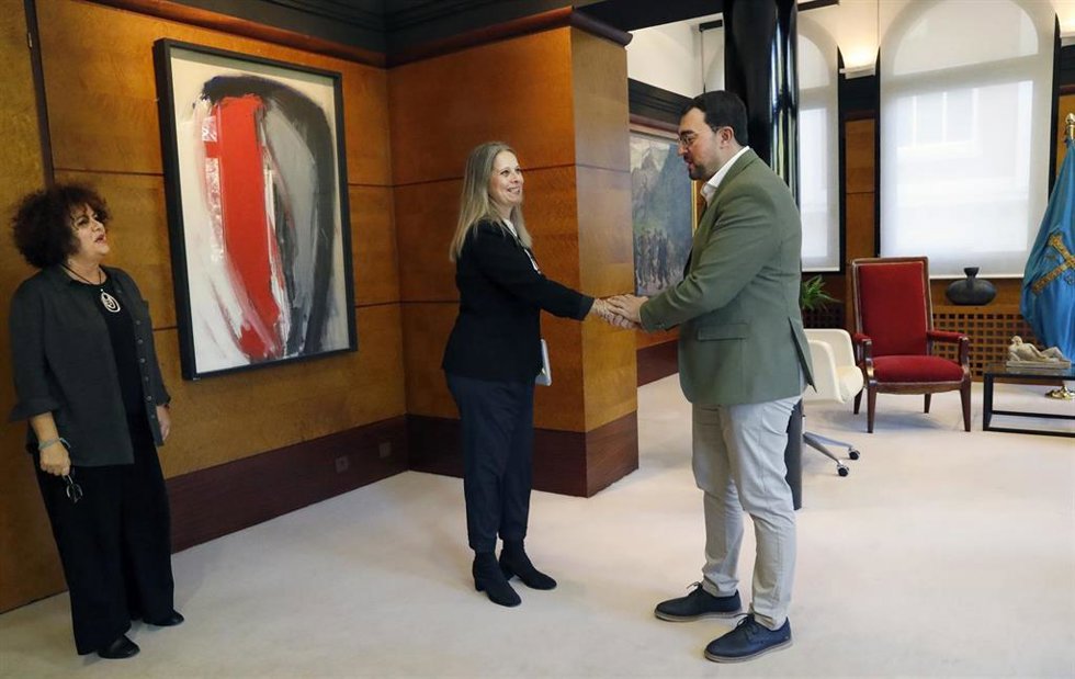 Adrián Barbón saluda a raquel Martí
