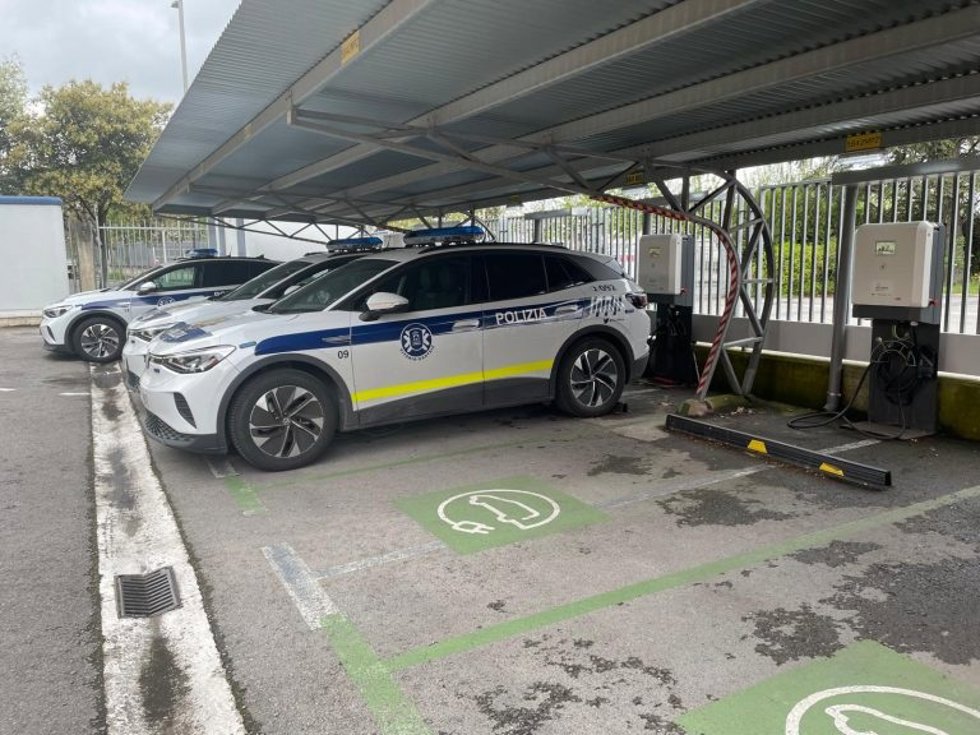 Archivo - Vehículos de la Policía Local de Vitoria-Gasteiz