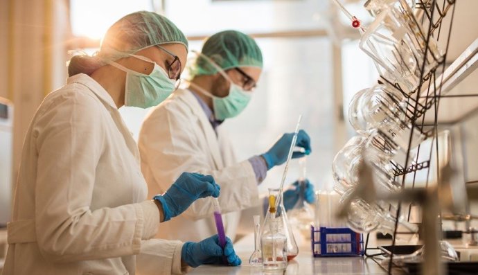 Archivo - Imagen de recurso de investigadores en un laboratorio.