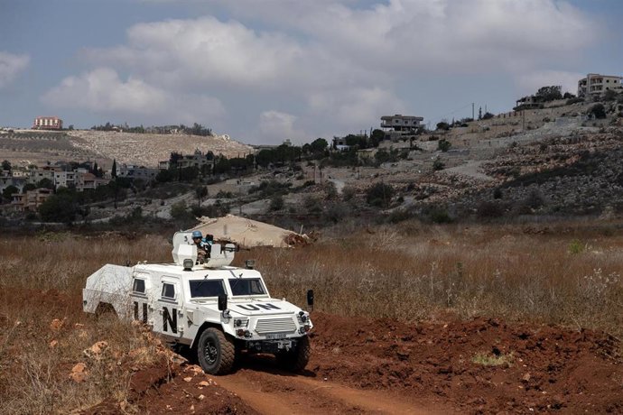 Un vehículo de la FINUL realiza labores de patrulla en el sur de Líbano