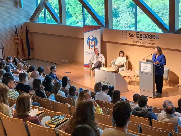 La consellera de Salud, Manuela García, inaugura la jornada 'Nuevas tendencias en el abordaje integral y humanizado de la depresión: cuidando de la salud mental desde la infancia a la edad adulta'.