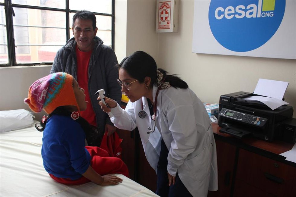 Fundación Sanitas en colaboración con la ONG Cesal atiende a un menor en Perú.