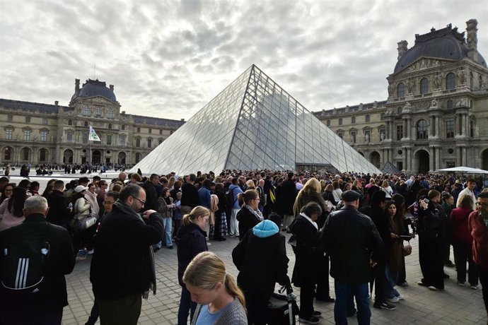 22 October 2025, France, Paris: Visitors queue outside the Louvre Museum, which reopened three days after the spectacular robbery at the world-renowned museum. Photo: Alexander Vasilyev/TASS via ZUMA Press/dpa