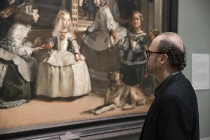 El neurocientífico Alva Noë observa el cuadro 'Las Meninas', de Velázquez, en el Museo del Prado.