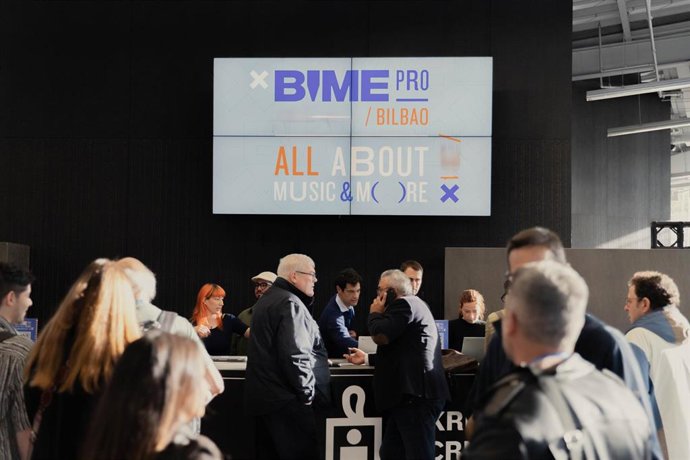 Varias personas asisten al festival BIME de Bilbao.