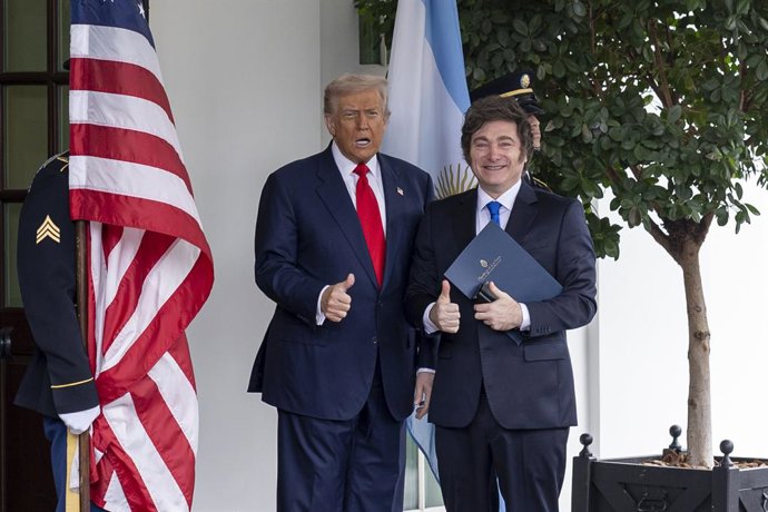 14 October 2025, US, Washington: US President Donald Trump (L) greets Argentine President Javier Milei as he arrives at the West Wing of the White House for a working lunch. Photo: Mehmet Eser/ZUMA Press Wire/dpa