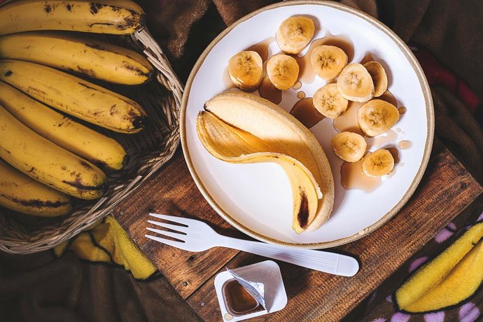 As bananas permanecem frescas por mais tempo sem ficarem marrons se você as armazenar com este truque de cozinha