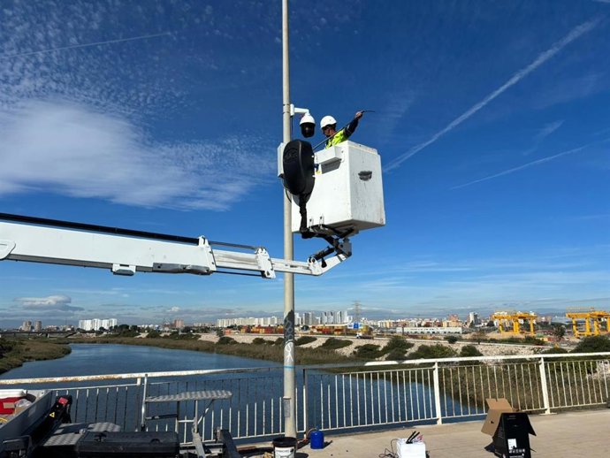 Imagen de la instalación de una de las cámaras de videovigilancia colocadas por el Ayuntamiento de València para controlar el nuevo cauce del río Túria ante posibles crecidas.