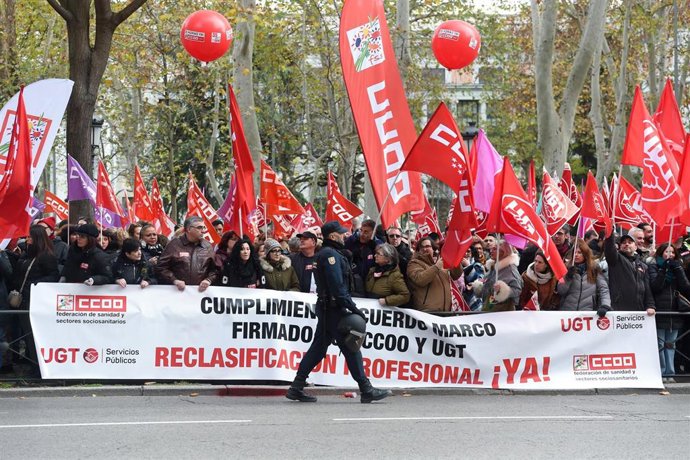 Archivo - Un agente de Policía Nacional delante de una concentración para exigir la clasificación profesional de los técnicos superiores y de grado medio en el SNS, frente al Ministerio de Sanidad, a 11 de diciembre de 2024, en Madrid (España). UGT Servic