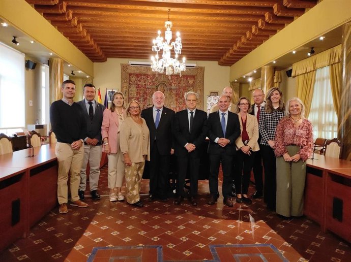 El presidente de la Diputación, Salvador Fuentes (sexto por la izda.), y el presidente del Consejo Social de la UCO, Francisco Muñoz Usano (quinto), en la presentación del I Foro Social Provincial sobre Ingenierías.