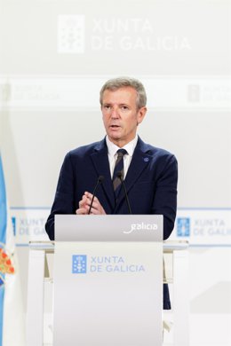 O titular do Executivo galego, Alfonso Rueda, acompañado do conselleiro de Presidencia, Diego Calvo, na rolda de prensa posterior á reunión do Consello da Xunta. Sala do Consello, 27/10/25.