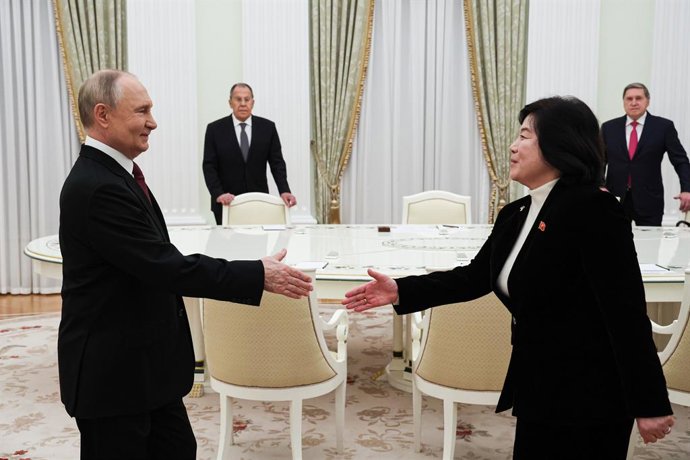 RÚSSIA, MOSCOU - 27 DE OUTUBRO DE 2025: Vladimir Putin, presidente da Rússia, e Choe Son-hui, ministro das Relações Exteriores da Coreia do Norte, apertam as mãos durante uma reunião no Kremlin de Moscou. Na foto ao fundo estão Sergei Lavrov, ministro das