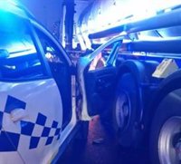 Un camión cisterna colisiona contra un coche de Policía Local en Huelva que regulaba el tráfico por balsas de agua