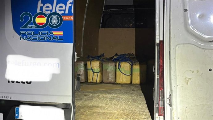 Furgoneta cargada con 16 fardos de hachís en San Fernando (Cádiz)