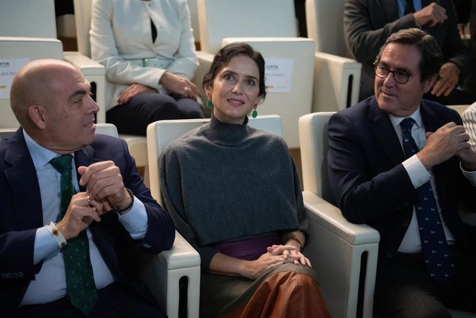 (I-D) El presidente de ATA, Lorenzo Amor; la presidenta de la Comunidad de Madrid, Isabel Díaz Ayuso, y el presidente de la CEOE, Antonio Garamendi, durante la gala de los XXIV Premios Autónomo del Año, en el Auditorio Santander, a 27 de octubre de 2025