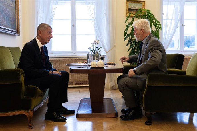 El presidente checo, Petr Pavel, recibe en el Castillo de Praga al líder de ANO, Andrej Babis