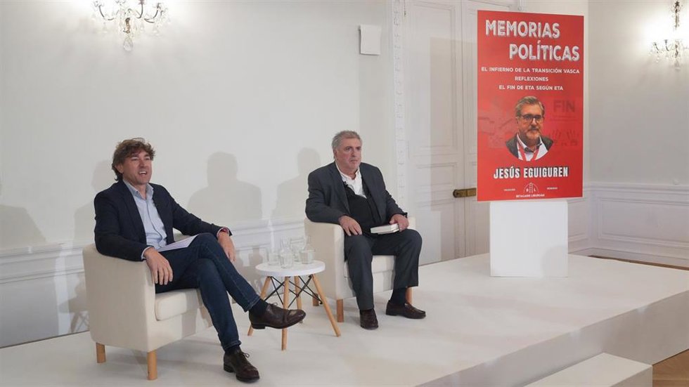 El secretario general del PSE-EE, Eneko Andueza, participa en la presentación del libro del expresidente del PSE-EE, Jesús Eguiguren, 'Memorias Políticas a 27 de octubre de 2025, en San Sebastián, País Vasco (España). El libro titulado 'Memorias Políti