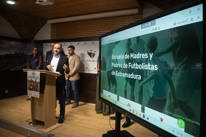 El diputado de Deportes de la Diputación de Cáceres, Pablo Miguel López, en la presentación de la Escuela de Madres y Padres de Futbolistas de Extremadura