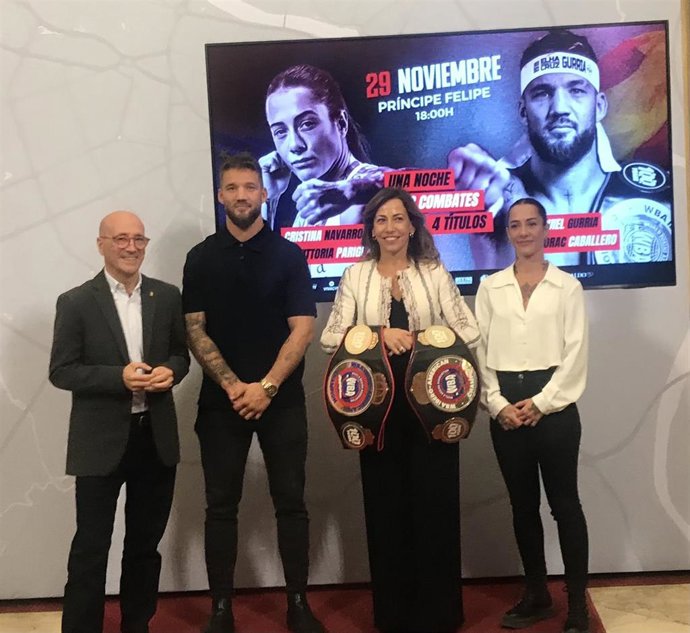 La alcaldesa de Zaragoza, Natalia Chueca, con los boxeadores zaragozanos, Cristina Navarro y Ezequiel Gurría