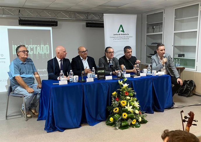 Los centros educativos de la provincia reciben como donación el libro 'Infectado' de Bernardo Quintero