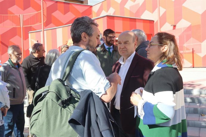 El portavoz adjunto, Santiago Morón, y la diputada Carmen Rouco; y el concejal, Armando Martínez, piden infraestructuras educativas, sanitarias y de movilidad para el Distrito Sur de Zaragoza