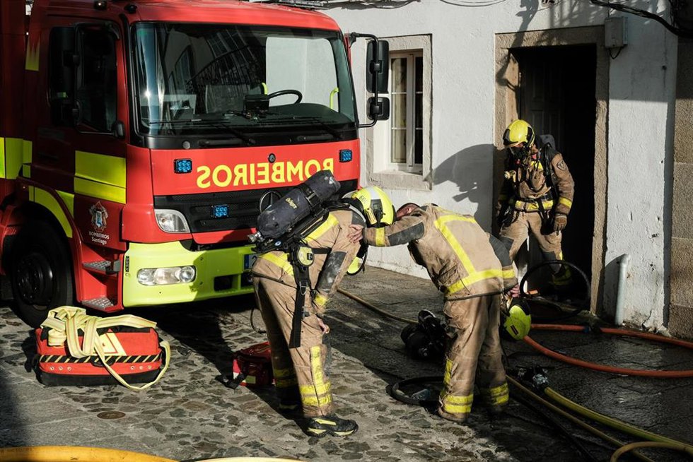 Archivo - Varios bomberos apagan un incendio en una vivienda de la rúa do Medio de Santiago de Compostela, a 22 de agosto de 2022, en Santiago de Compostela, A Coruña, Galicia (España). El incendio fue declarado este lunes, 22 de agosto y los bomberos h