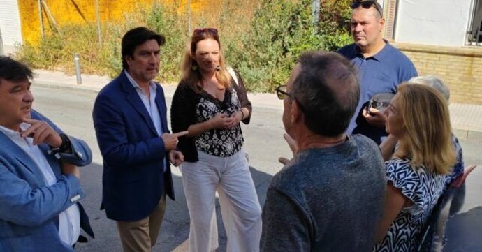 Representantes del PSOE junto a vecinos del barrio de Las Colonias de Huelva.