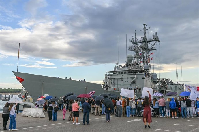 Familiares de la dotación de la fragata Navarra esperan su desembarco en Rota tras llegar de la Operación Atalanta.