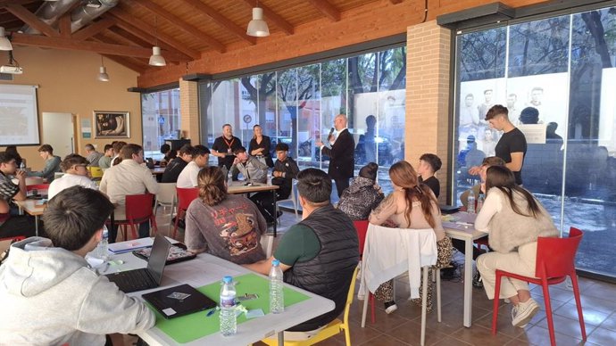 Alumnat de l'IES La Sénia de Paiporta proposa solucions per a reactivar el comerç local després de la dana