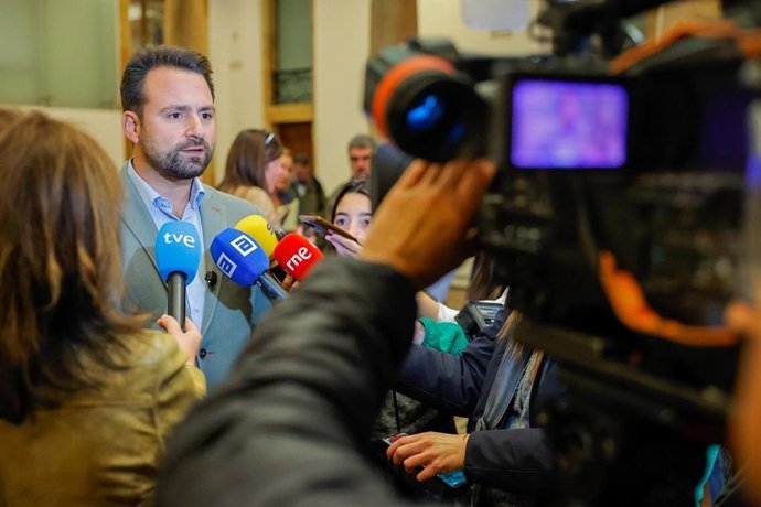 El presidente del PP de Asturias, Álvaro Queipo, atiende a los medios por la reunión de la Alianza por las Infraestructuras.