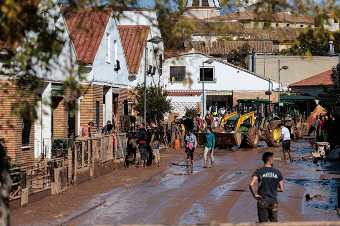 Archivo - Imagen de archivo de vecinos y voluntarios limpian los estragos ocasionados por la DANA, a 1 de noviembre de 2024, en Utiel, Valencia