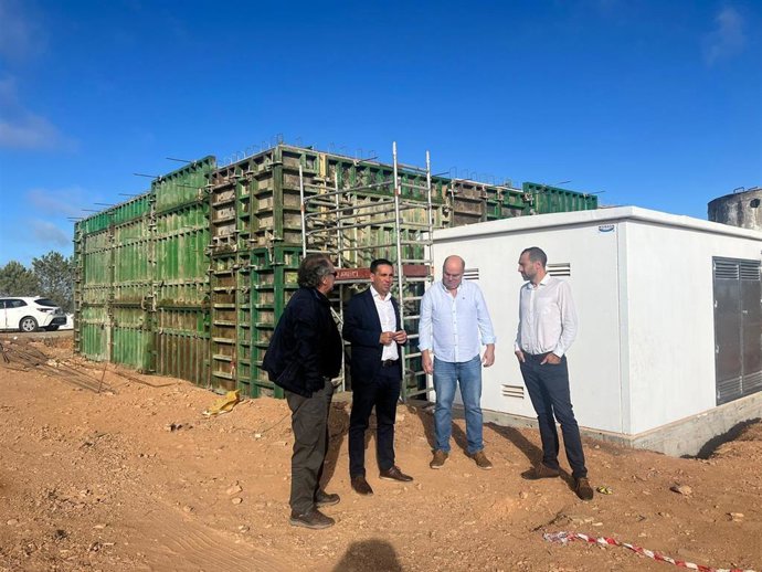 El diputado de la Diputación de Sevilla, Gonzalo Domínguez, visita  junto al alcalde de El Madroño (Sevilla), Antonio López Rubiano, las obras de mejoras en el abastecimiento de agua