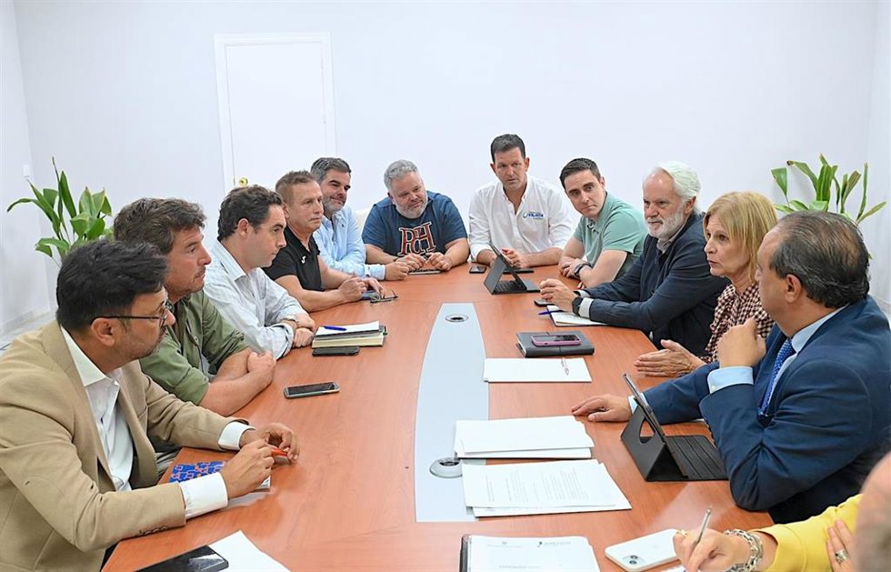 La alcaldesa de Jerez de la Frontera (Cádiz), María José García-Pelayo, en una reunión con caseteros de la Feria del Caballo.