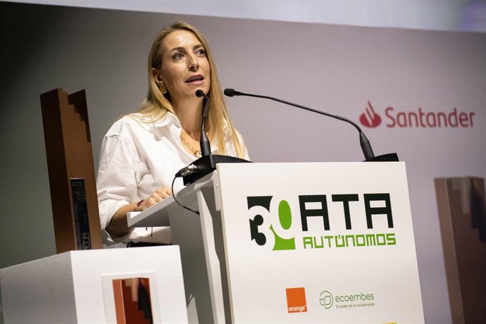 La presidenta de la Junta de Extremadura, María Guardiola, interviene durante la gala de los XXIV Premios Autónomo del Año, en el Auditorio Santander, a 27 de octubre de 2025, en Madrid (España). 