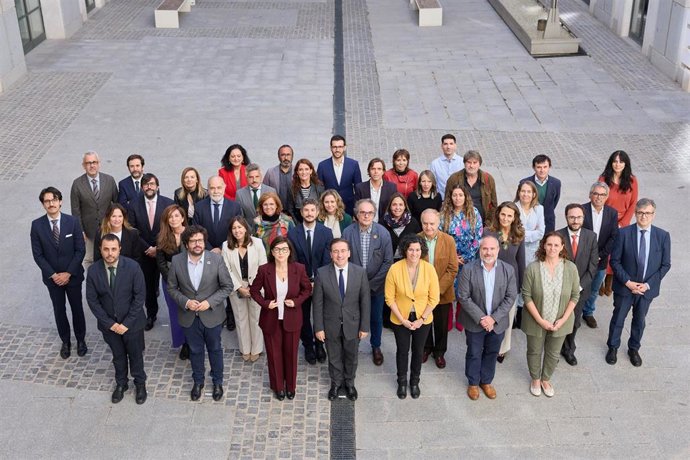 El ministro de Asuntos Exteriores, Unión Europea y Cooperación, José Manuel Albares, con los integrantes del Consejo Superior de Cooperación para el Desarrollo Sostenible